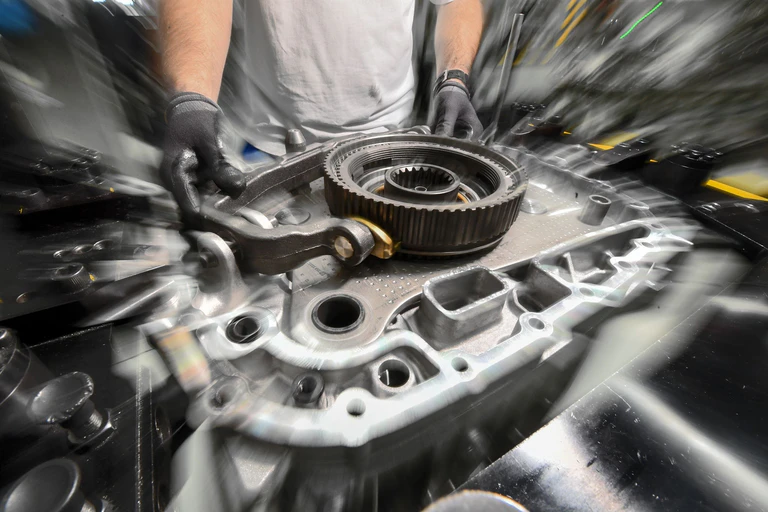 Die Getriebefertigung eines Maschinenbauers. Die bayerische Industrie leidet unter anhaltend schwacher Nachfrage. — © picture alliance / Felix Kästle/dpa