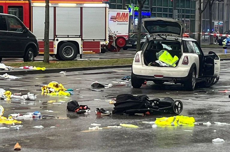 Mit seinem Auto überfuhr der Mann mehrere Menschen. — © Christoph Trost/dpa