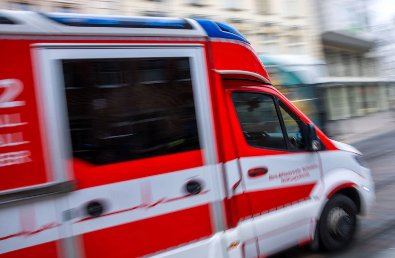 Rettungskräfte bringen die drei Verletzten in eine Klinik. (Symbolbild) — © Jens Büttner/dpa