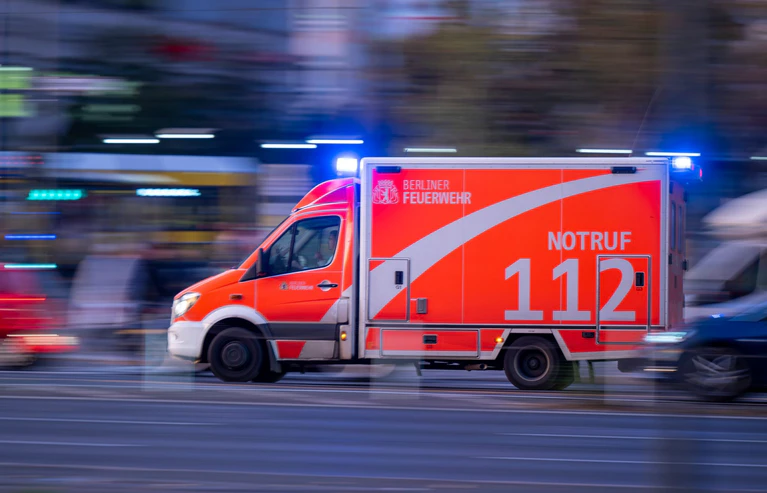 Rettungskräfte kommen bei Herz-Kreislauf-Stillstand oft zu spät, um Hirnschäden zu verhindern. (Symbolbild) — © Monika Skolimowska/dpa/dpa-tmn