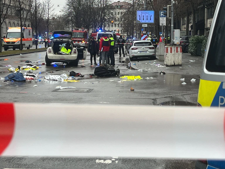 Am Vormittag war ein Afghane mit seinem Auto in einen Demonstrationszug gefahren und hatte so mindestens 28 Menschen verletzt.  — © Christoph Trost/dpa