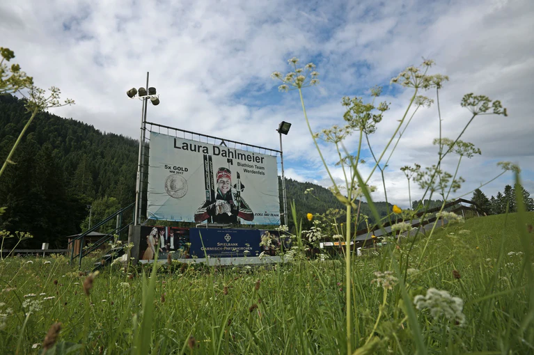 Ein Bild von Laura Dahlmeier steht am Biathlontrainingsgelände bei Garmisch-Partenkirchen. — © Uwe Lein/dpa