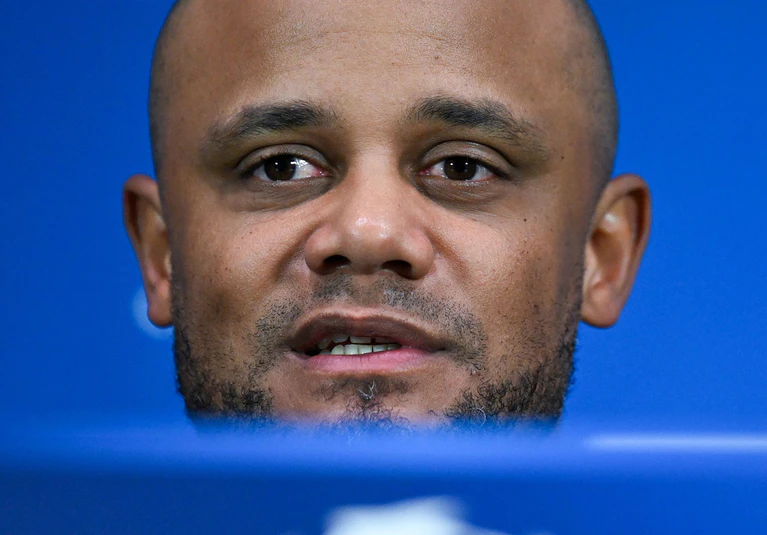 Vincent Kompany bei der Pressekonferenz in Mailand. — © Sven Hoppe/dpa