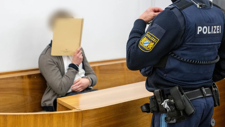 Der 21-Jährige räumte vor Gericht ein, dass er vor der Polizei floh und dabei einen tödlichen Unfall verursachte.  — © Stefan Puchner/dpa