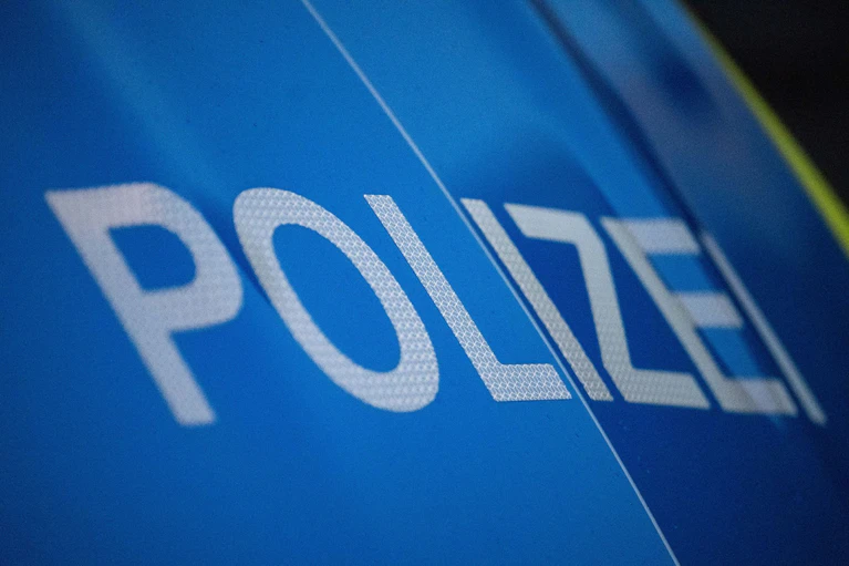 Die Polizei ermittelt wegen eines verbotenen Kraftfahrzeugrennens. (Symbolbild) — © Marijan Murat/dpa