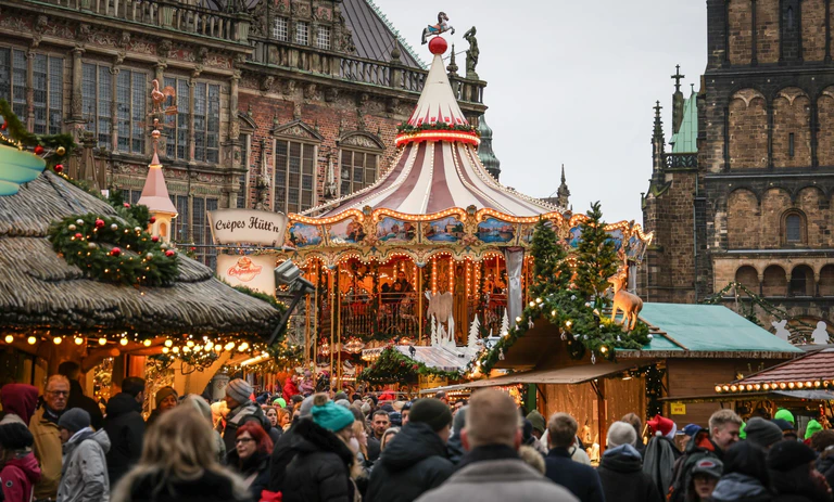 Nach dem Anschlag von Magdeburg wurde auf dem Weihnachtsmarkt in Bremen die Polizeipräsenz erhöht. — © dpa
