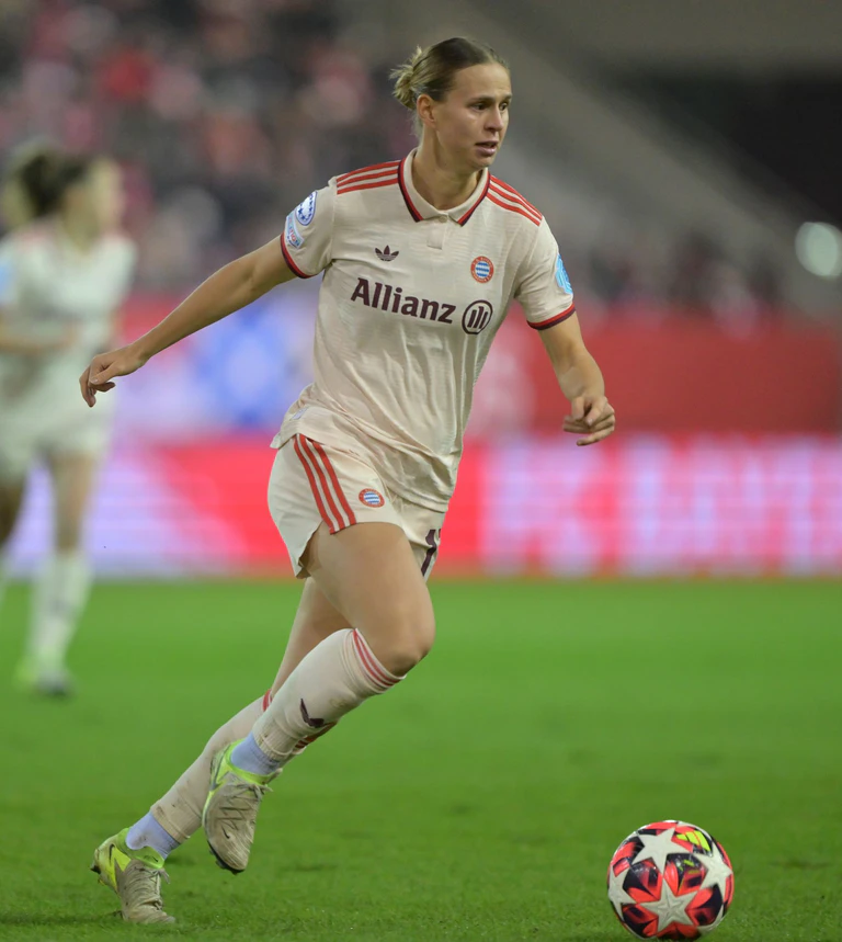 Trifft für den FC Bayern in Hoffenheim: Klara Bühl — © Peter Kneffel/dpa