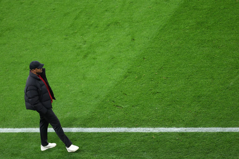 Bayern-Trainer Vincent Kompany will in Berlin wieder in die Bundesliga-Erfolgsspur zurück. — © Rolf Vennenbernd/dpa
