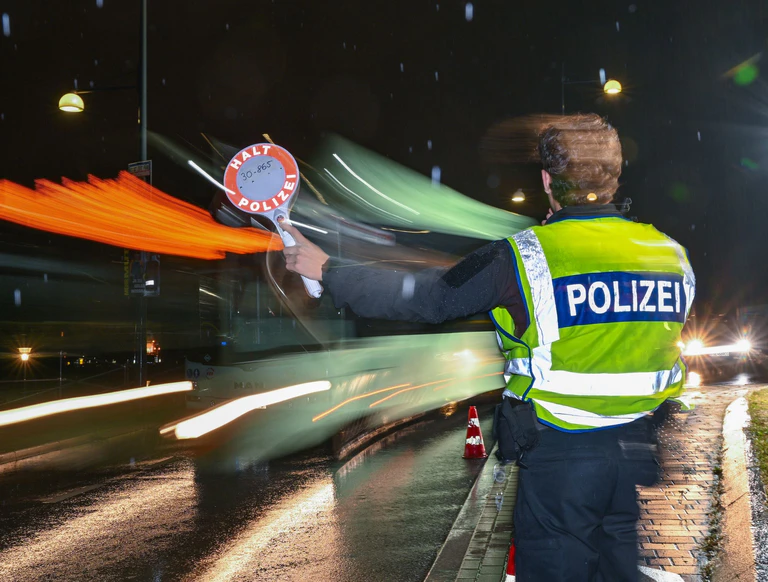 Kurz vor dem Jahreswechsel stellen die Beamten der Bundespolizei große Mengen verbotener Feuerwerkskörper bei Grenzkontrollen sicher. (Symbolbild) — © Patrick Pleul/dpa