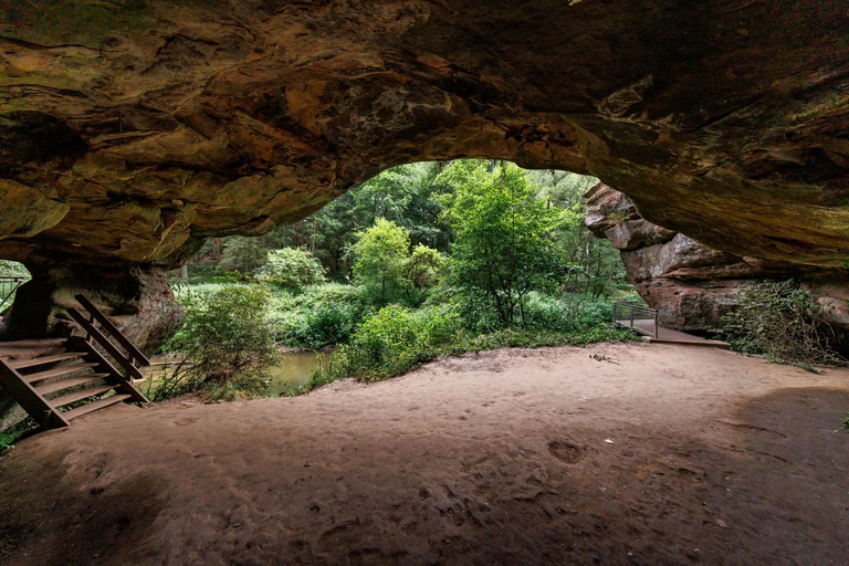 In der Schwarzachklamm hat sich der gleichnamige Fluss zwei Kilometer durch den Burgsandstein gegraben. — © Daniel Karmann/dpa