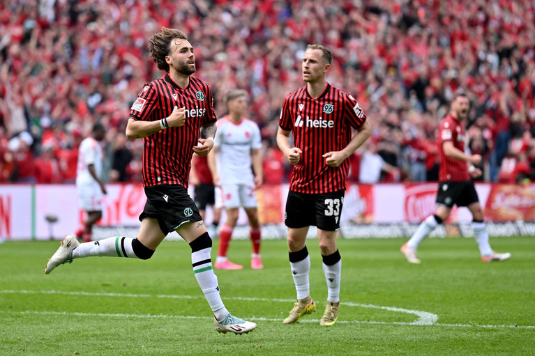Hannovers Kolja Oudenne jubelt über sein Tor zum 1:1 gegen Nürnberg. — © Swen Pförtner/dpa