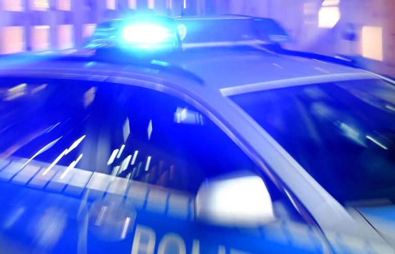 Wegen eines mutmaßlichen Tötungsdelikts rückt die Polizei in Nürnberg am Wochenende aus. (Symbolbild) — © Carsten Rehder/dpa