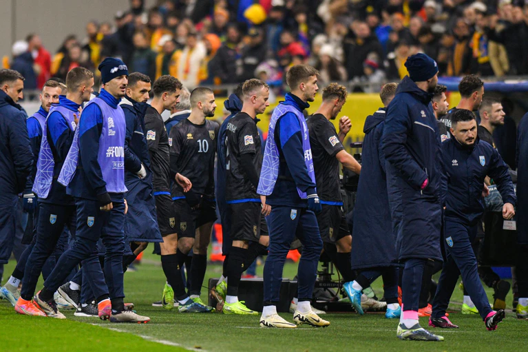 Wegen Provokationen verließ Kosovos Nationalteam den Platz. — © Alexandru Dobre/AP/dpa