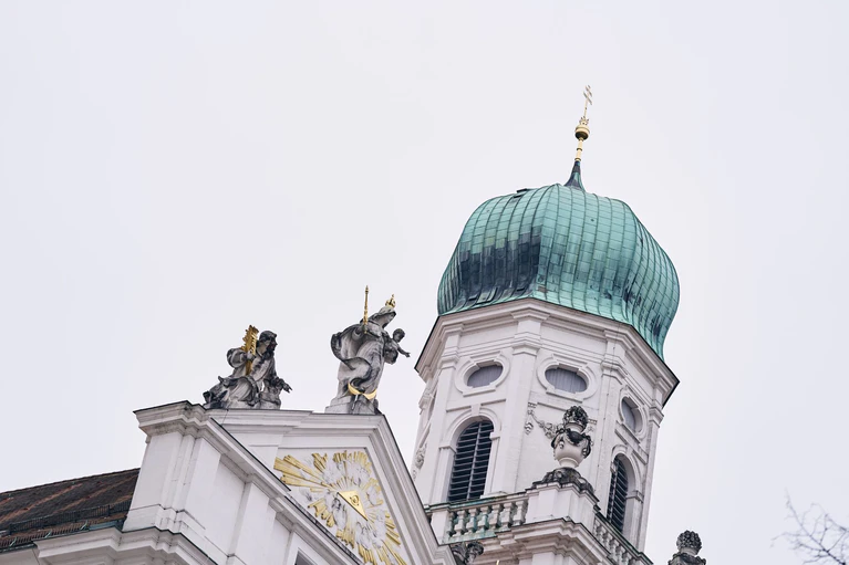 Passau hinkt anderen Bistümern hinterher - ist aber nicht Schlusslicht. — © Tobias C. Köhler/dpa