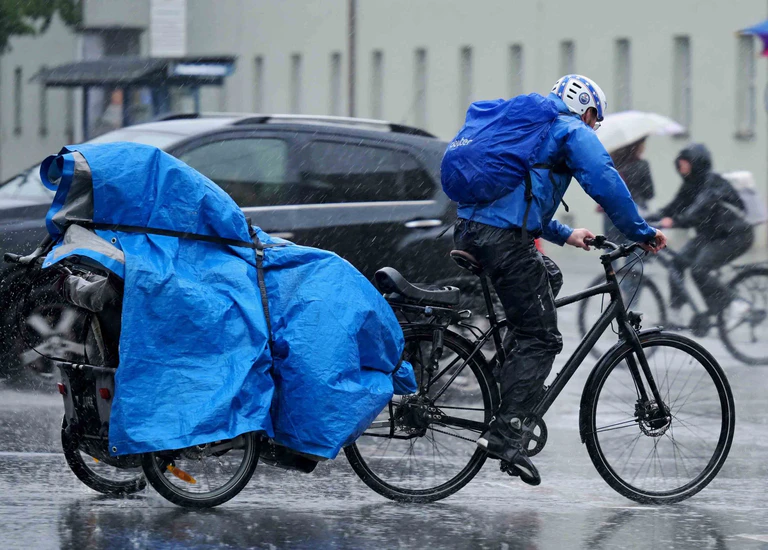 Regenschutz war in München am Abend angesagt.  — © Malin Wunderlich/dpa