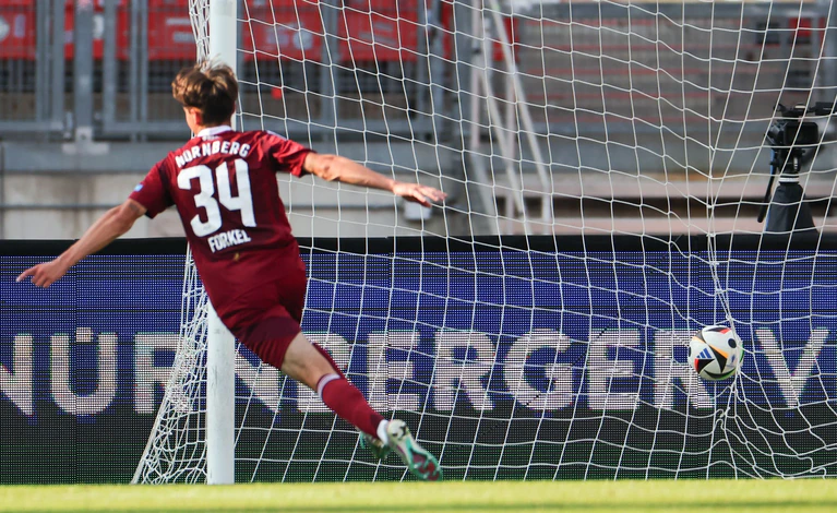 Dustin Forkel wird vom 1. FC Nürnberg für ein Jahr nach Regensburg verliehen. — © Daniel Karmann/dpa
