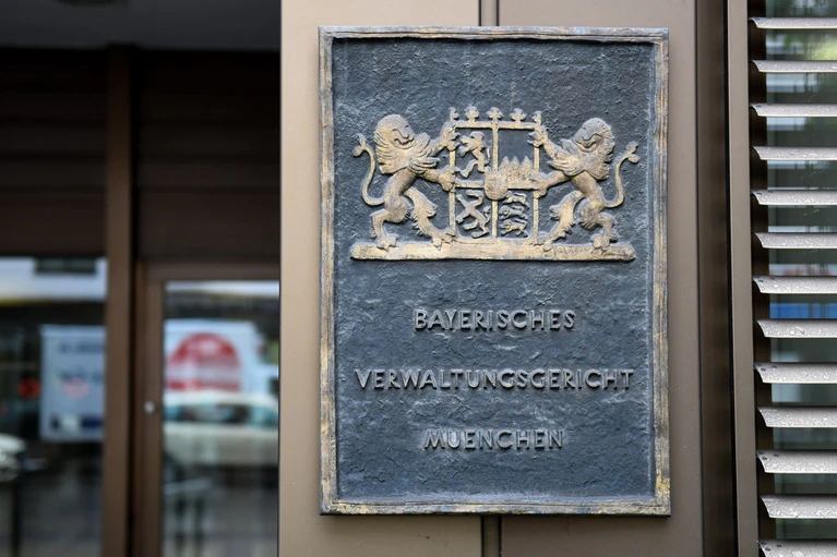 2024 gingen bei den Gerichten im Freistaat mehr 15.278 Asylklagen ein. (Symbolbild) — © Tobias Hase/dpa