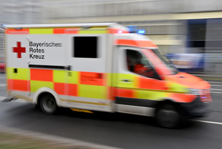 Die betrunkene Fahrerin des Autos verließ zunächst die Unfallstelle, kehrte dann jedoch zurück. (Symbolbild) — © Peter Kneffel/dpa