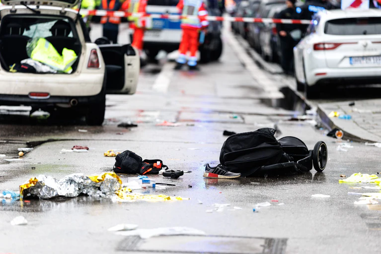 In München ist ein Auto in eine Menschengruppe gefahren. — © Matthias Balk/dpa