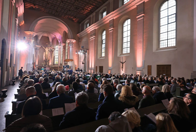 «Flucht und Migration» war auch der Schwerpunkt des Eröffnungsgottesdienstes des Kirchenparlaments der Evangelischen Kirche in Deutschland (EKD). — © Karl-Josef Hildenbrand/dpa