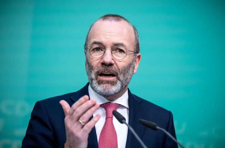 Manfred Weber (CSU) ist Vorsitzender der EVP-Fraktion im Europaparlament. (Archivbild)  — © Michael Kappeler/dpa
