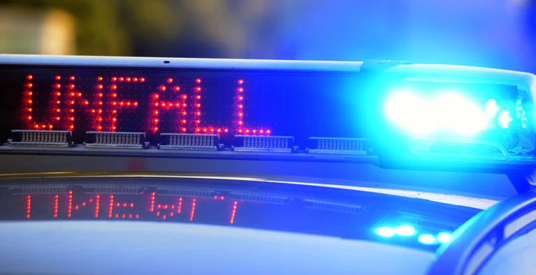 Die Bundesstraße 2 ist in beide Richtungen gesperrt. (Symbolbild) — © Stefan Puchner/dpa