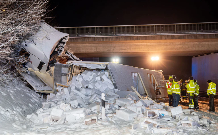 Den Lastwagen zu bergen und den Lachs von der Fahrbahn zu räumen, dauert Stunden.  — © Lars Haubner/News5/dpa