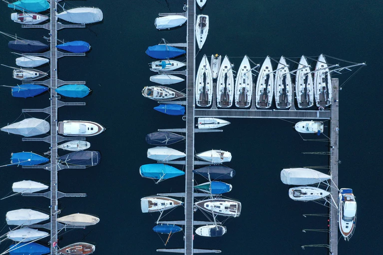 Wer sein Boot in einem der Häfen am Bodensee parken will, muss oft jahrzehntelang warten. (Archivbild)  — © Felix Kästle/dpa