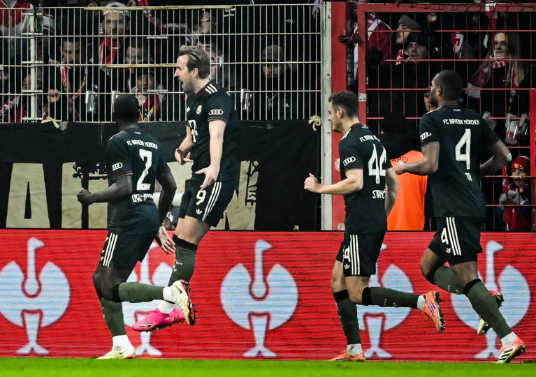 Auch Kane (M.) traf nach einem ruhenden Ball. — © Soeren Stache/dpa