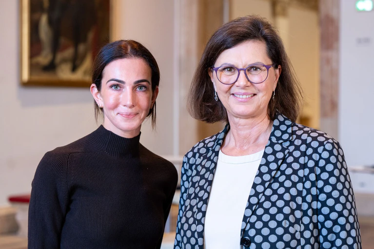 Landtagspräsidentin Ilse Aigner (r) zeigt sich begeistert von ihrer Praktikantin Lisa Müller. — © Lennart Preiss/dpa