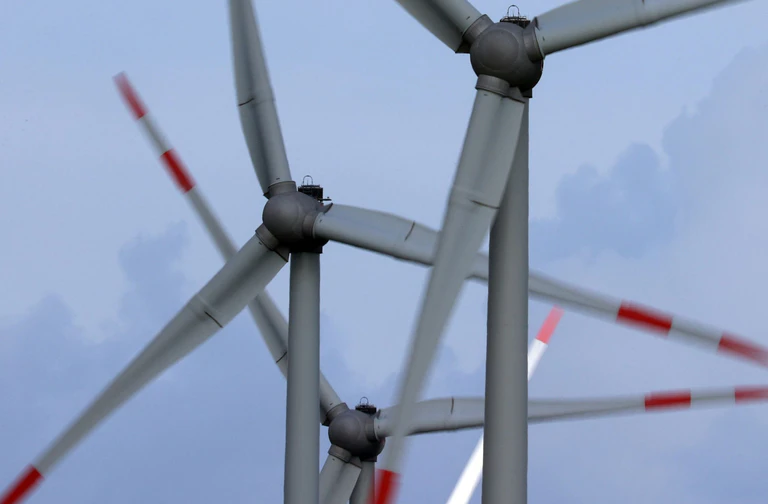 Die Firma Qair will mit dem Bau des Windparks im Altöttinger Forst 2027 beginnen. (Symbolbild)  — © Karl-Josef Hildenbrand/dpa