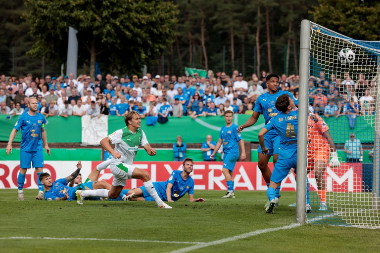 Das wichtige Tor zum 1:0: Mathias Olesen (4.v.l.) trifft für Fürth. — © David Ebener/dpa