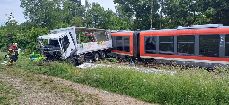 Die Bahnstrecke wurde gesperrt. Der Zug soll am Freitag geborgen werden. — © Helmuth Riedl/Zema Medien/dpa
