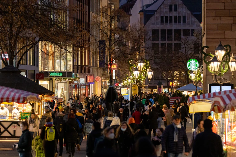 Eine weihnachtlich geschmückte Straße in der Nürnberger Innenstadt. Die Erwartungen der bayerischen Einzelhändler an das Weihnachtsgeschäft sind in diesem Jahr eher zurückhaltend. (Archiv) — © Daniel Karmann/dpa