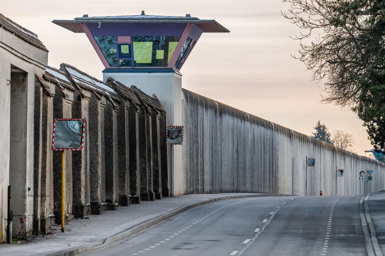 Immer häufiger melden Gefängnisse Drohnen, die über das Anstaltsgelände fliegen. (Symbolbild) — © Armin Weigel/dpa