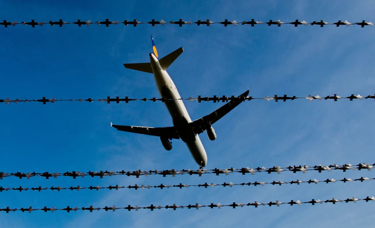 In politischen Debatten ist immer wieder von der Trendwende in der Zuwanderung die Rede. In Bayern zeigt die Statistik für 2025, dass mehr Menschen den Freistaat verlassen haben als neue Asylbewerber angekommen sind. (Illustration) — © Julian Stratenschulte/dpa