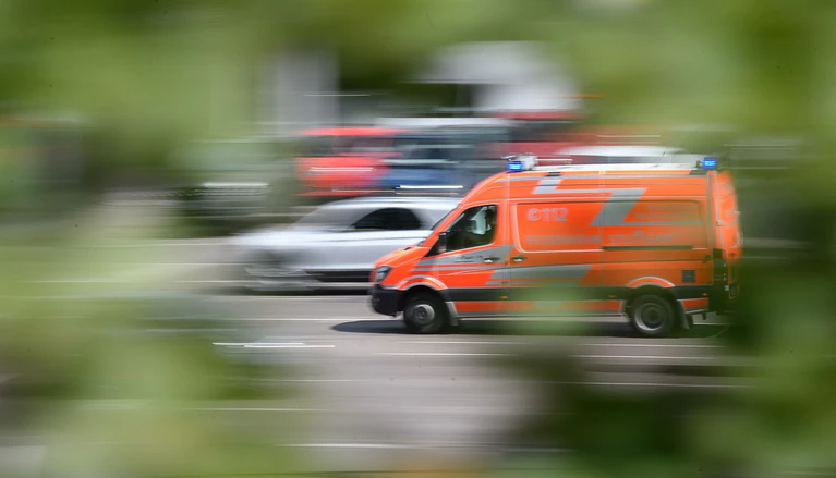 Der Biker kam in ein Krankenhaus und erlag dort seinen Verletzungen. (Symbolbild) — © Sebastian Gollnow/dpa