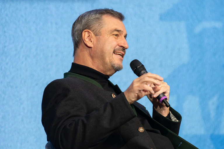 Im Gespräch hat Söder über seine erste Liebe geplaudert. — © Silas Stein/dpa