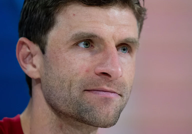 Thomas Müller freut sich auf das Spiel. — © Sven Hoppe/dpa