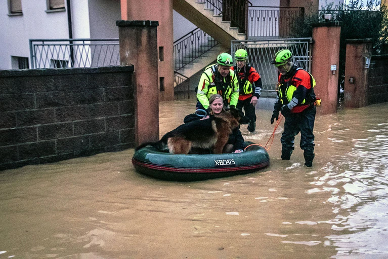 Eine Frau musste mit ihrem Hund im Schlauchboot gerettet werden. — © Michela Porta/IPA via ZUMA Press/dpa