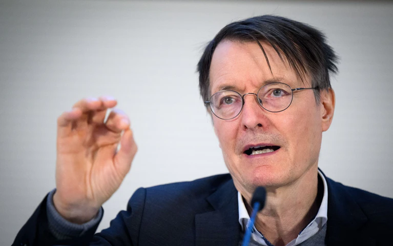Lauterbach soll beim politischen Aschermittwoch in Vilshofen seinen Parteifreund Heil ersetzen. Heil gehört zur neunköpfigen Gruppe, die für die SPD derzeit mit der Union verhandelt. (Archivbild) — © Bernd von Jutrczenka/dpa
