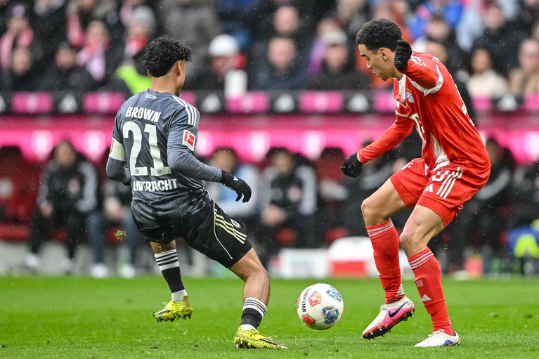Jamal Musiala (r) in Aktion gegen Eintracht Frankfurt.  — © Harry Langer/dpa