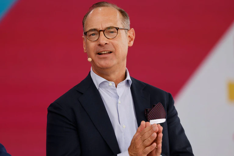 Allianz-Chef Oliver Bäte verdiente 2024 mehr als zehn Millionen Euro. — © Thomas Banneyer/dpa
