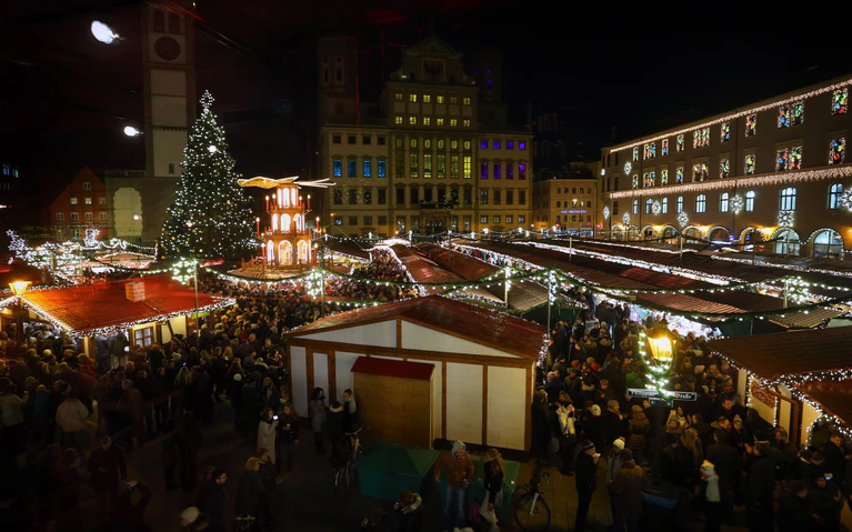 Der Christkindlesmarkt in Augsburg wird in diesem Jahr erstmals per Video überwacht. (Archivbild)  — © picture alliance / dpa