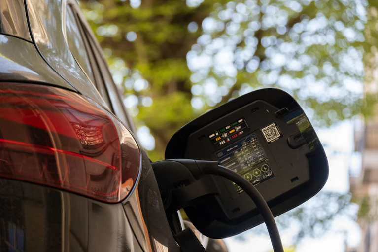 Ein E-Auto an einer Ladesäule. Im zweiten Quartal haben sich laut «E-Barometer» der HUK Coburg so viele private Autokäufer für ein E-Auto entschieden wie seit Streichung des «Umweltbonus» Ende 2023 nicht mehr. (Symbolbild)  — © Anna Ross/dpa