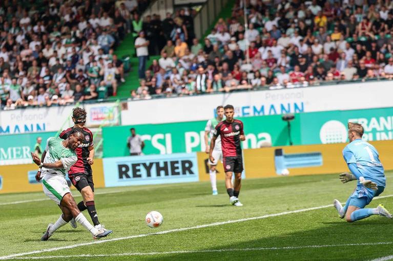 Noel Futkeu (l) reagiert am schnellsten und staubt ab zum Fürther 1:0.  — © Daniel Löb/dpa