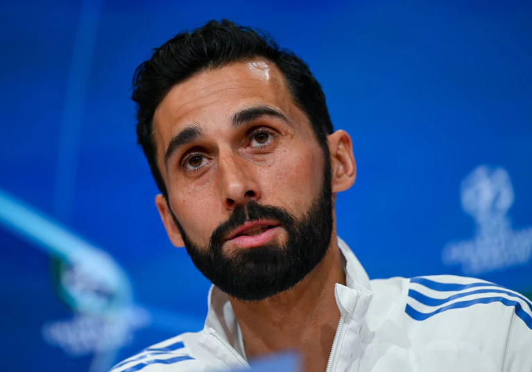 Real-Trainer Álvaro Arbeloa bei der Pressekonferenz in München. — © Sven Hoppe/dpa