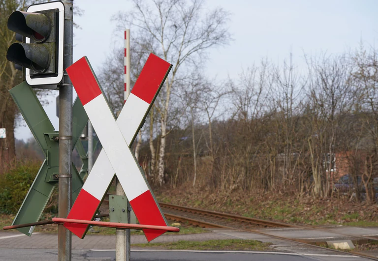 Die Ampel ist rot, Bundespolizisten sperren den Bahnübergang: Doch die Frau läuft los. (Symbolbild) — © Marcus Brandt/dpa