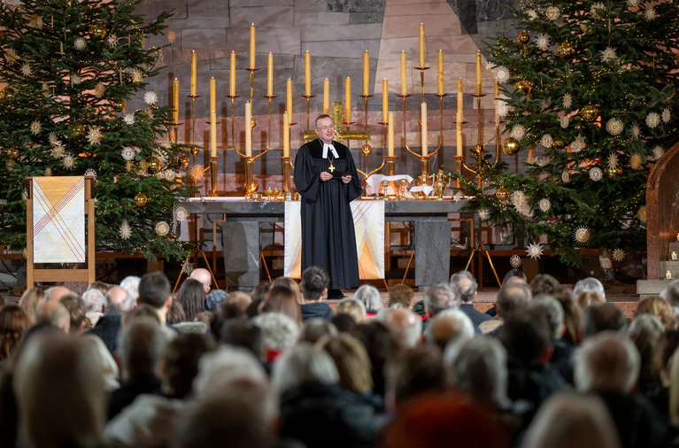 Der evangelische Landesbischof Christian Kopp zelebriert den Weihnachtsgottesdienst. — © Peter Kneffel/dpa