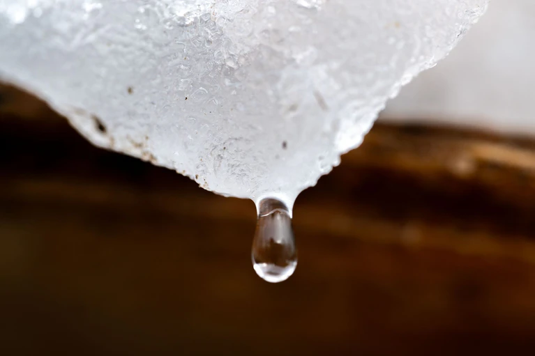 Viel Regen und milde Temperaturen sollen den letzten Schnee zum Schmelzen bringen. — © Pia Bayer/dpa